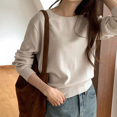 Basic round-neck knitted pullover sweater