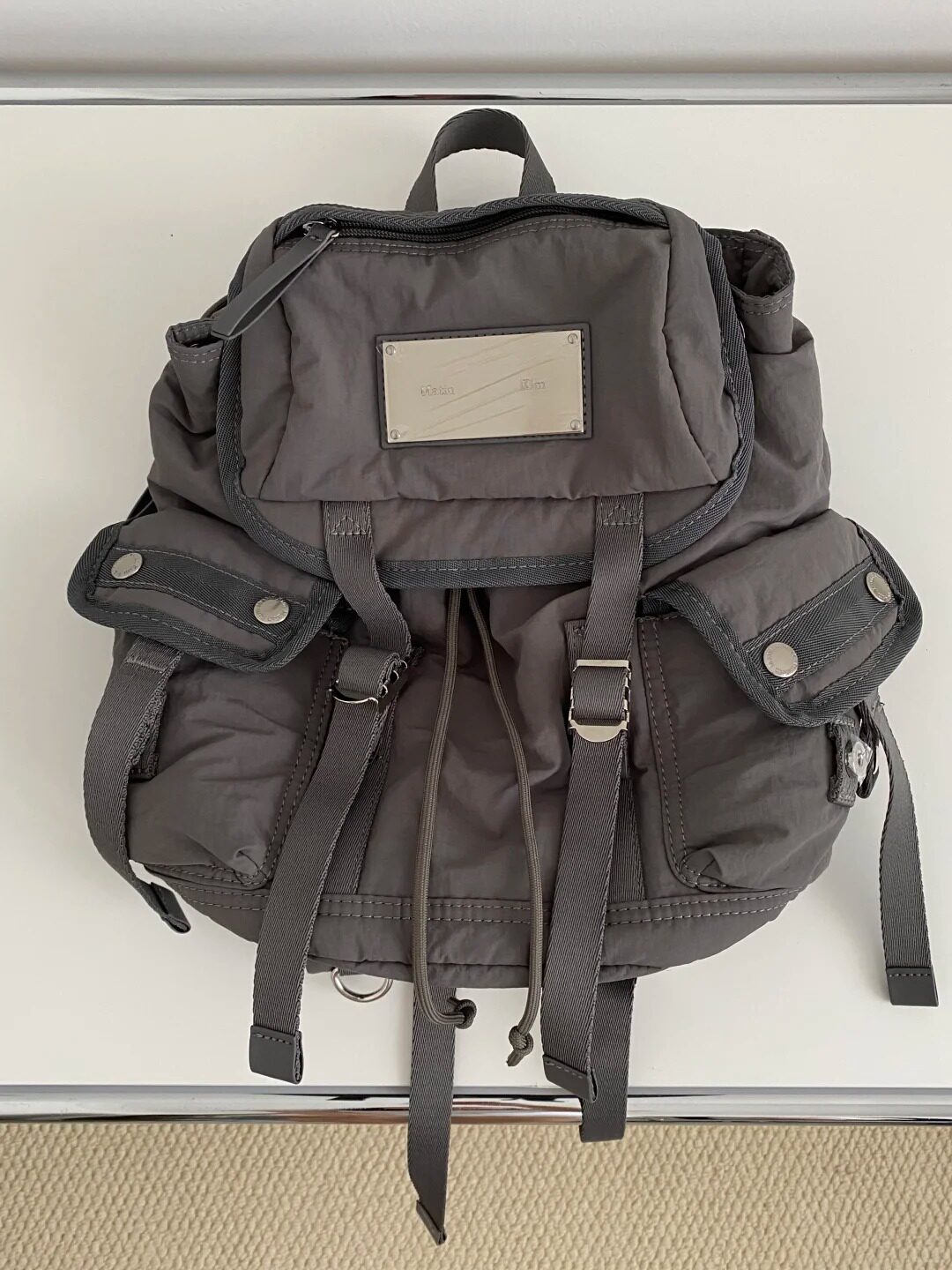 Relaxed and versatile metal-stamped nylon backpack schoolbag