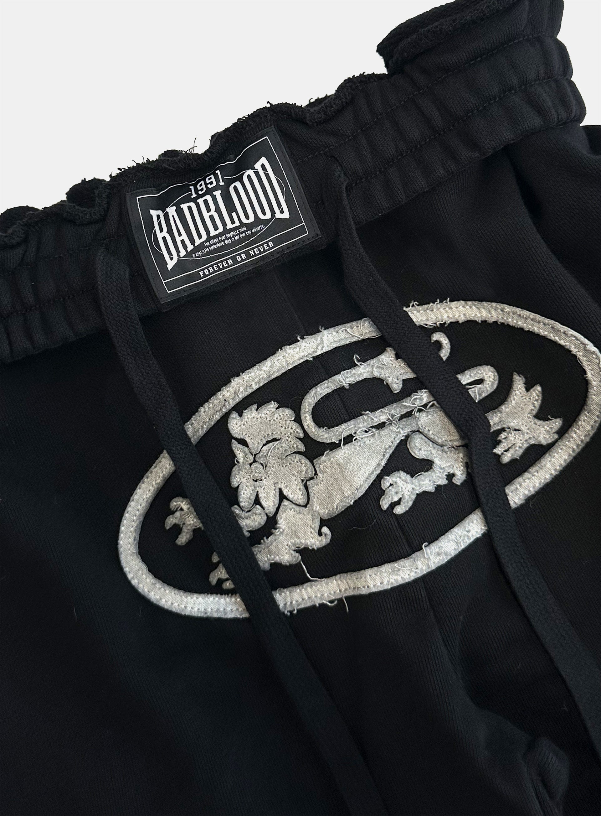 [w-pts25-016] Lion Patch 2 Way Curved Jogger - Washed Black