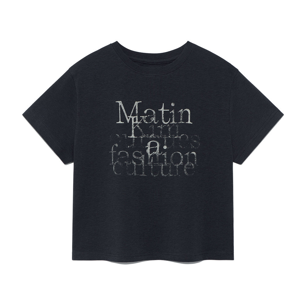 DUSTY TYPO GRAPHIC CROP TOP IN CHARCOAL