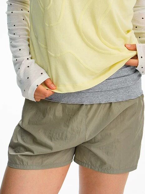 Striped pile waistband piecewise overlapping and folding three-quarter length innerwear layered and worn as a tight-fitting home shorts
